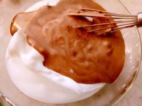 把拌好的蛋黄糊倒入剩下的三分之二蛋白糊中翻拌均匀。