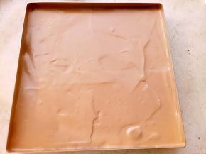 把和好的糊倒入烤盘里，铺平震几下。放入已经预热好的烤箱中180度25分钟。出炉后取出放凉备用。