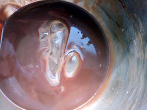 待牛奶巧克力糊温度低于50度的时候把泡软的吉利丁片放入搅匀。