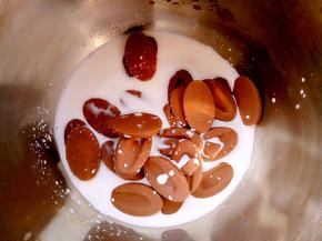 把吉利丁片放凉水泡软，同时牛奶和巧克力放入小奶锅中小火加热（或者隔水加热），不用烧开，热了就可以关火把巧克力与牛奶拌匀。