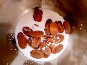 把吉利丁片放凉水泡软，同时牛奶和巧克力放入小奶锅中小火加热（或者隔水加热），不用烧开，热了就可以关火把巧克力与牛奶拌匀。
