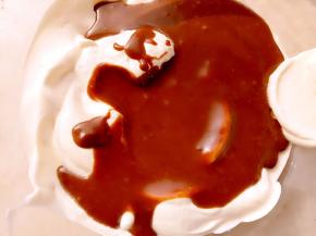 把巧克力糊与打发好的淡奶油混合均匀。