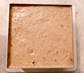 把慕斯圈放在一个底托上（或者平点的盘子上）取一片蛋糕放到慕斯圈里，在蛋糕上倒入一半的慕斯糊铺平；再取一片蛋糕放在上面，把剩下的慕斯糊倒入铺平（注意不要倒的太满一会还要淋面,如果不做淋面可以倒满）。盖上保鲜膜放冰箱冷藏4个小时，如果不想做淋面冷藏好以后就可以吃了。