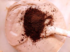 加入奥利奥碎拌匀。