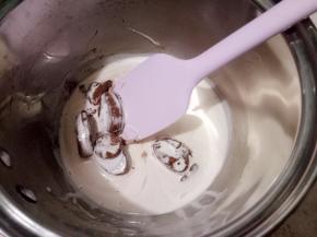 淋面:淡奶油和巧克力放入小奶锅中小火加热，在牛奶没烧开之前关火拌匀。