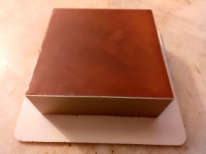 待淋面的糊放凉倒在之前做好的慕斯蛋糕上，如果表面有小气泡用牙签把气泡挑破。放入冰箱冷藏2小时以上，取出后用热毛巾在慕斯圈四周擦一下，取出慕斯切成小块就可以享用了。