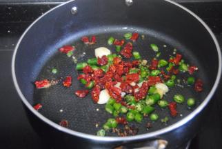 热锅，放入姜片，大蒜，藤椒，花椒和两种辣椒爆香