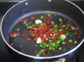 热锅，放入姜片，大蒜，藤椒，花椒和两种辣椒爆香