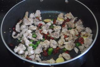 倒入兔肉快速翻匀中火翻炒至肉稍变干
