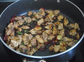 加入胡椒粉，椒盐和料酒翻炒至香气出来，加入酱油翻炒均匀