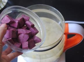 紫薯倒入养生壶内，继续煮15分钟