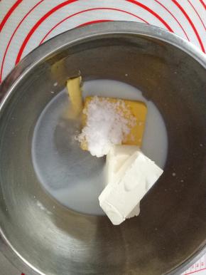 牛奶，奶油奶酪，黄油，白糖一起放入不锈钢盆中（奶锅也可以）。