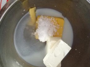 牛奶，奶油奶酪，黄油，白糖一起放入不锈钢盆中（奶锅也可以）。