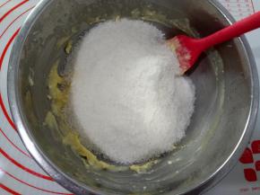 放置温热时放入椰蓉。