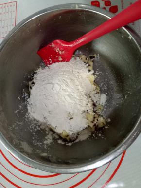 放入提前炒熟的糯米粉。