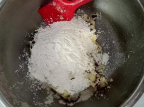 放入提前炒熟的糯米粉。