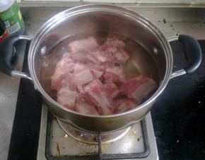 排骨冷水下锅，煮至水开，捞出用温水冲净。