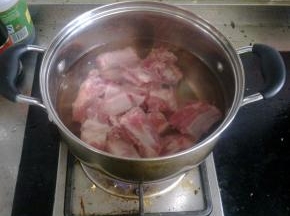 排骨冷水下锅，煮至水开，捞出用温水冲净。