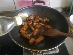 倒入炸好的排骨，翻拌均匀，让裹上酱汁，然后淋上少许米醋。