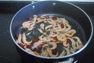 倒入小海虾翻炒