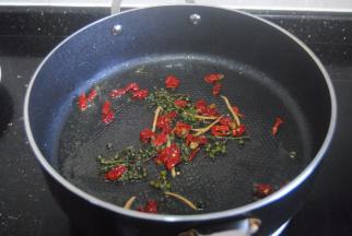 热锅，放入适量的油，倒入姜丝和藤椒爆香