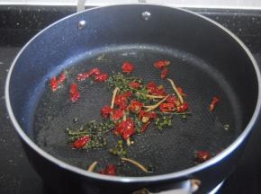 热锅，放入适量的油，倒入姜丝和藤椒爆香