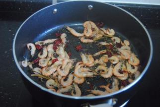 倒入料酒胡椒粉翻炒均匀