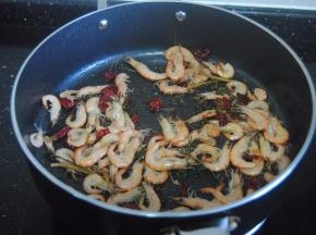 倒入料酒胡椒粉翻炒均匀