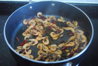 加入酱油蚝油翻炒