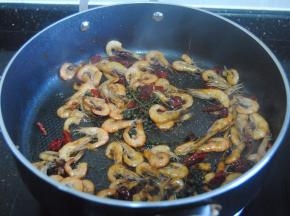 加入酱油蚝油翻炒
