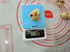 静置好的内馅分成30克一个，揉圆，内馅总共是393克，正好分了13个，放入冰箱冷藏室备用。