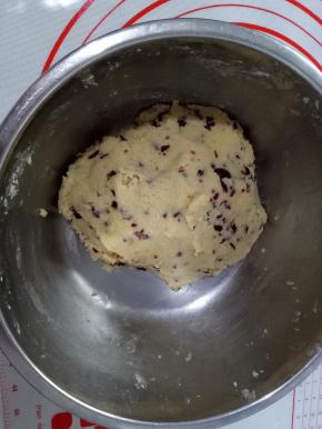 放入50克全蛋液，充分拌匀，盖保鲜膜或者盖子静置10分钟。