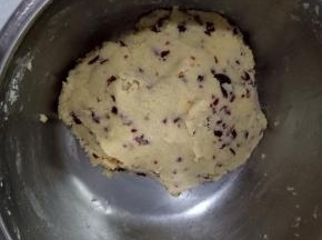 放入50克全蛋液，充分拌匀，盖保鲜膜或者盖子静置10分钟。