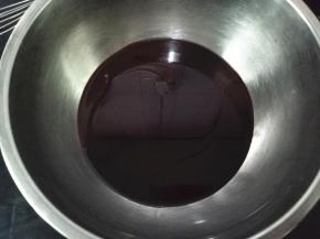 现在制作饼皮。好时巧克力酱和花生油放入容器中，搅拌至乳化。