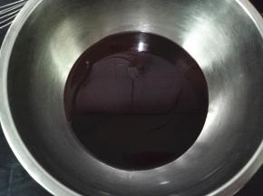 现在制作饼皮。好时巧克力酱和花生油放入容器中，搅拌至乳化。