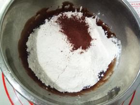 放入广式月饼预拌粉和可可粉，不用过筛。