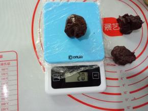 静置好的饼皮分成20克一个，揉圆放在烤盘中，一共13个，用保鲜膜盖好，多几克可以匀到13个面团中。