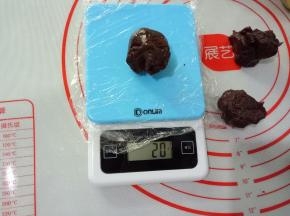 静置好的饼皮分成20克一个，揉圆放在烤盘中，一共13个，用保鲜膜盖好，多几克可以匀到13个面团中。