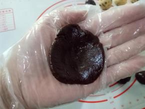 取一个巧克力饼皮按扁。