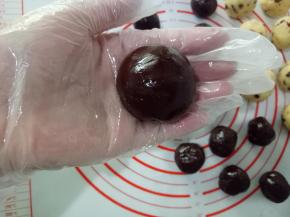 利用左手虎口慢慢往上推，把内馅包住。