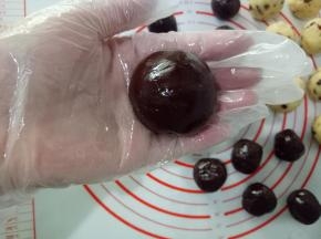 利用左手虎口慢慢往上推，把内馅包住。