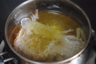 放进虾爬子，炸！