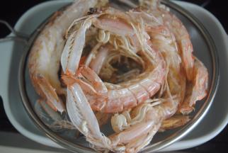 炸至表面干红，捞出，沥油放五分钟