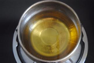 找个锅，倒入适量食用油，热到冒微烟，我就用奶锅了，省油！