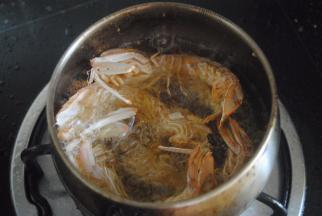 再放进去复炸一次，这是皮会变得超级酥脆，吃的时候随便带壳吃，顺便补补钙！