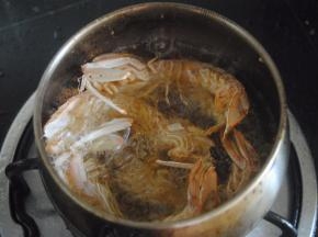 再放进去复炸一次，这是皮会变得超级酥脆，吃的时候随便带壳吃，顺便补补钙！