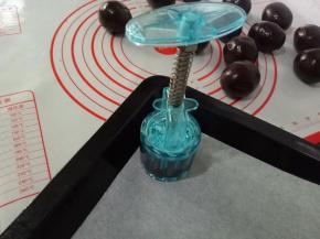 月饼模具朝下按，稍微用力。