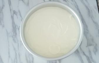 将蛋糕糊倒入8寸模具，轻震出气泡