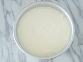 将蛋糕糊倒入8寸模具，轻震出气泡