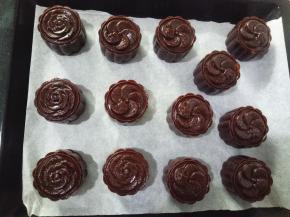 烤箱提前预热上火170度，下火150度10分钟，月饼生坯喷水。